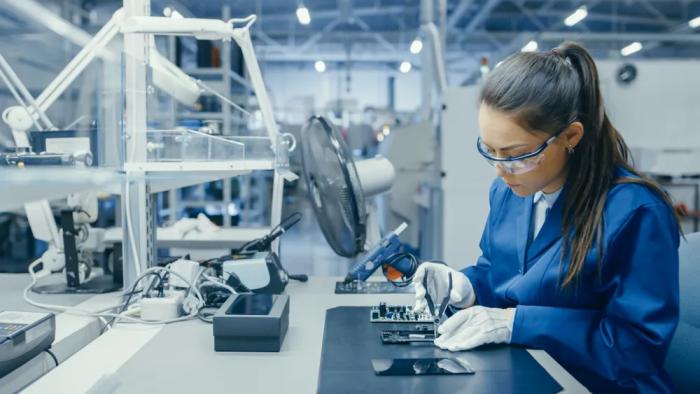 CNC torna emalı və fəal şəkildə yenilik və inkişaf axtarmaq